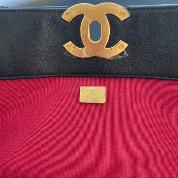 CHANEL 19 Black Leather Tote Handbag Mint 100% Authentic. - Picture 8 of 16